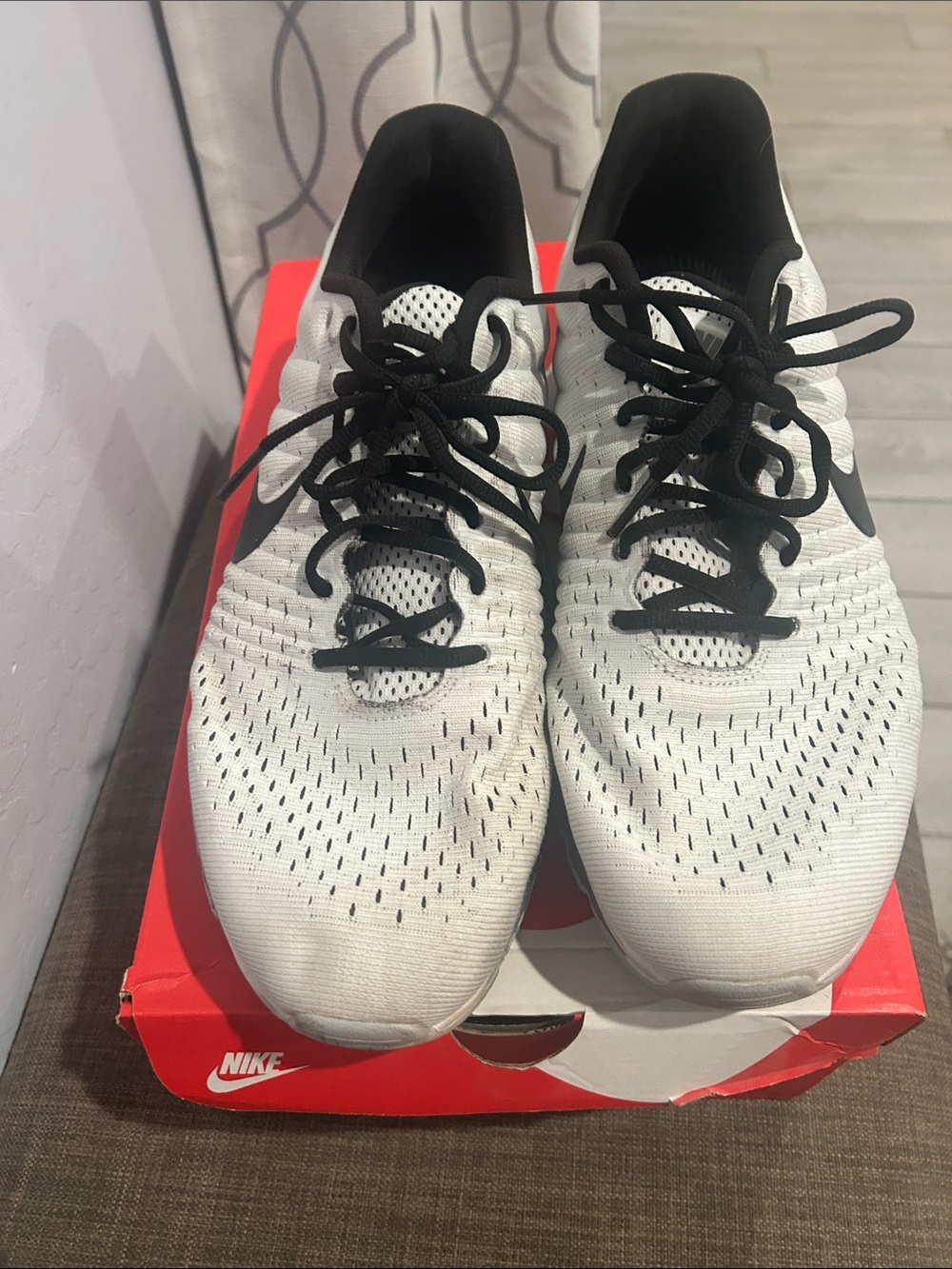 Nike Air Max 2017 White and Black Men's Athletic Running Shoes Size 13 with box